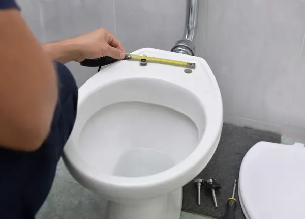 Medição da louça antes de comprar o assento sanitário