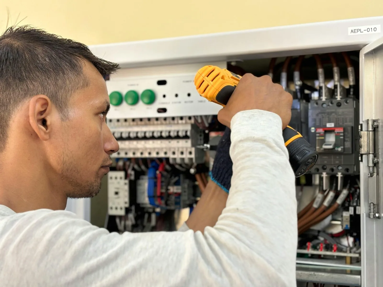 Eletricista avaliando um quadro elétrico residencial em Goiânia