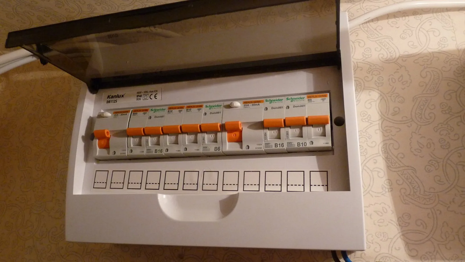 Quadro de disjuntores residenciais avaliado durante um serviço elétrico