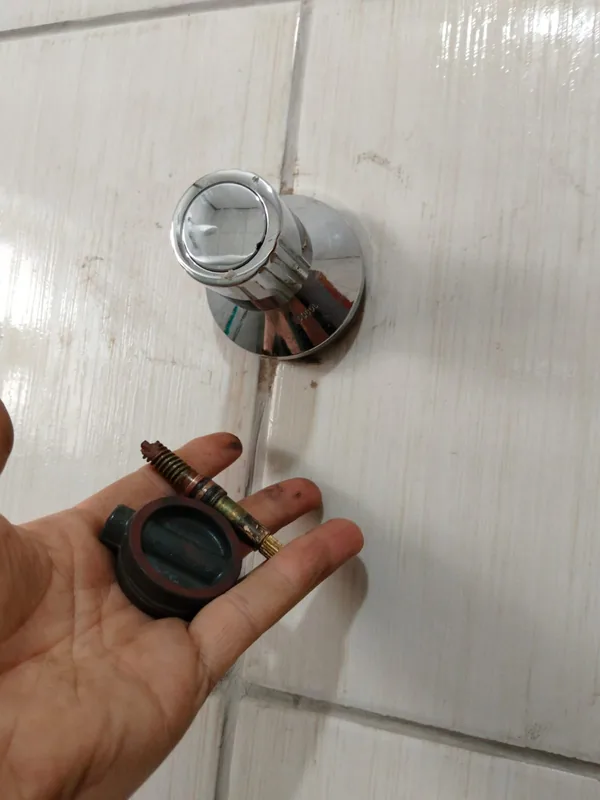 Acabamento e mecanismo do registro Acabamento cromado e mecanismo de registro hidráulico em Goiânia