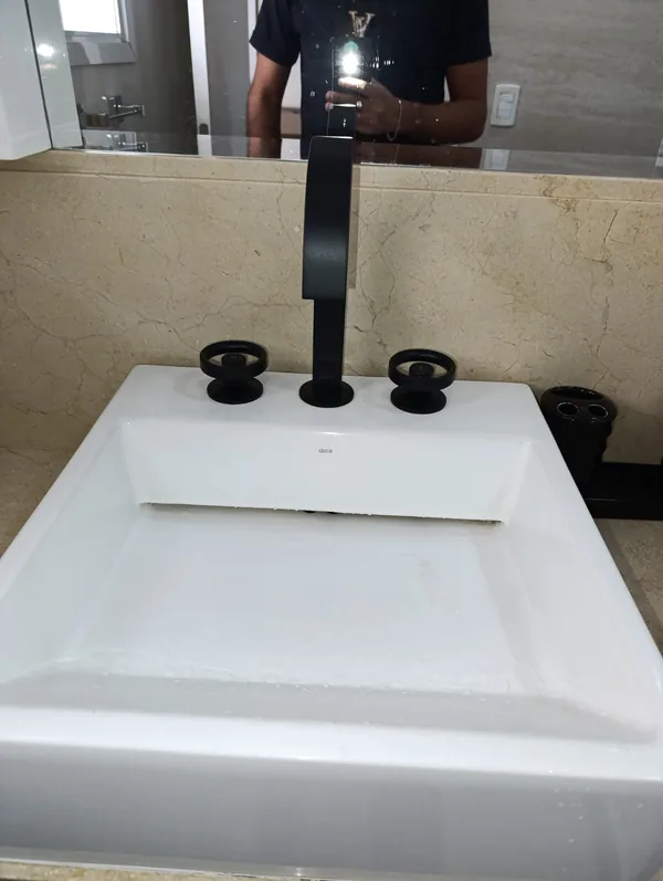 Torneira monocomando preta instalada em Goiânia